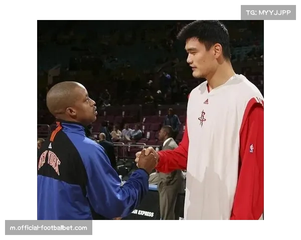 好友重逢笑颜开 姚明赛场被拍背后温情熊抱弗朗西斯